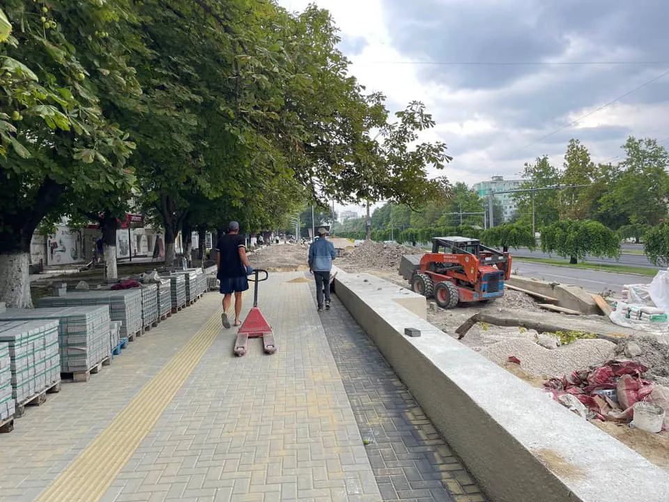 Продолжается благоустройство пешеходной зоны на бульваре Дачия