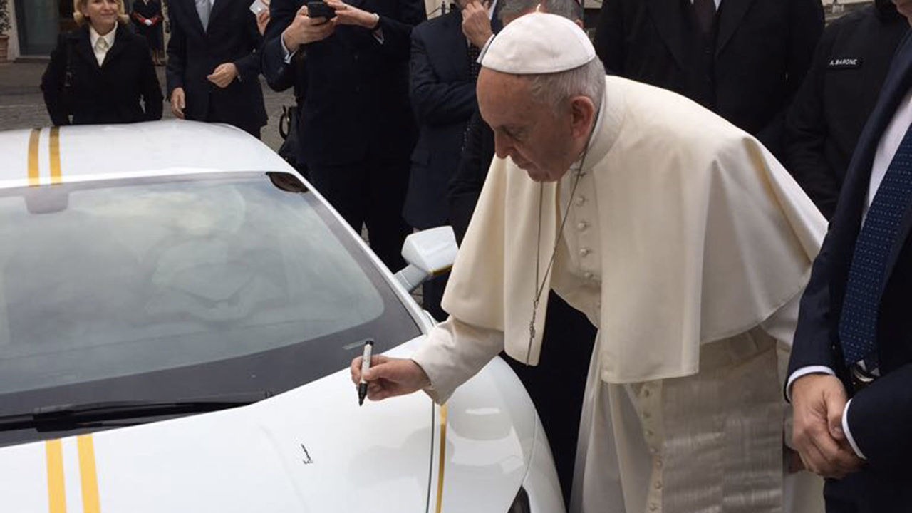 Папа Римский Франциск продает свой суперкар Lamborghini