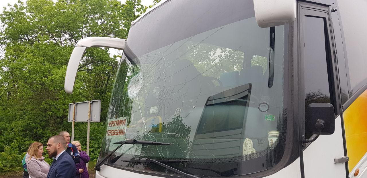 На Украине закидали камнями автобус с участниками акции, посвящённой 9 Мая