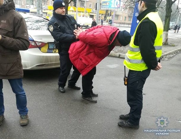 В Киеве мужчина c игрушечной бомбой атаковал предприятие