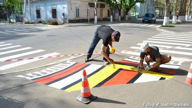 Poza zilei: Covoare moldovenești, pictate pe trecerile de pietoni din Soroca