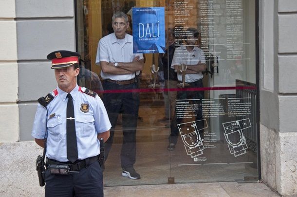 В Испании эксгумировали останки Сальвадора Дали