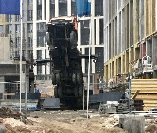 На стройке в Киеве упал автокран