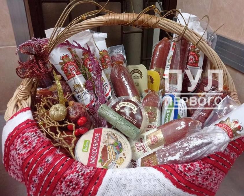 Лукашенко подарил Путину белорусские продукты и бокалы