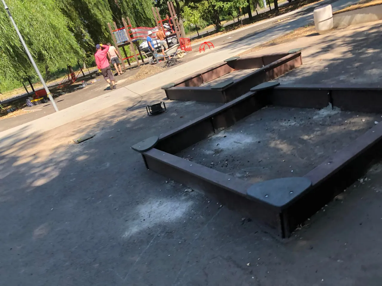 Продолжаются работы по благоустройству сквера на Мунчештской