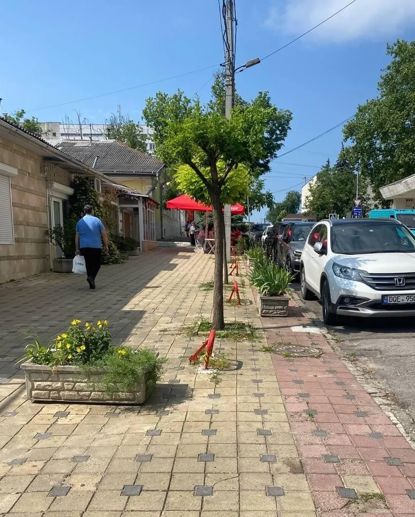 В Кишиневе демонтировали незаконные блокираторы парковок