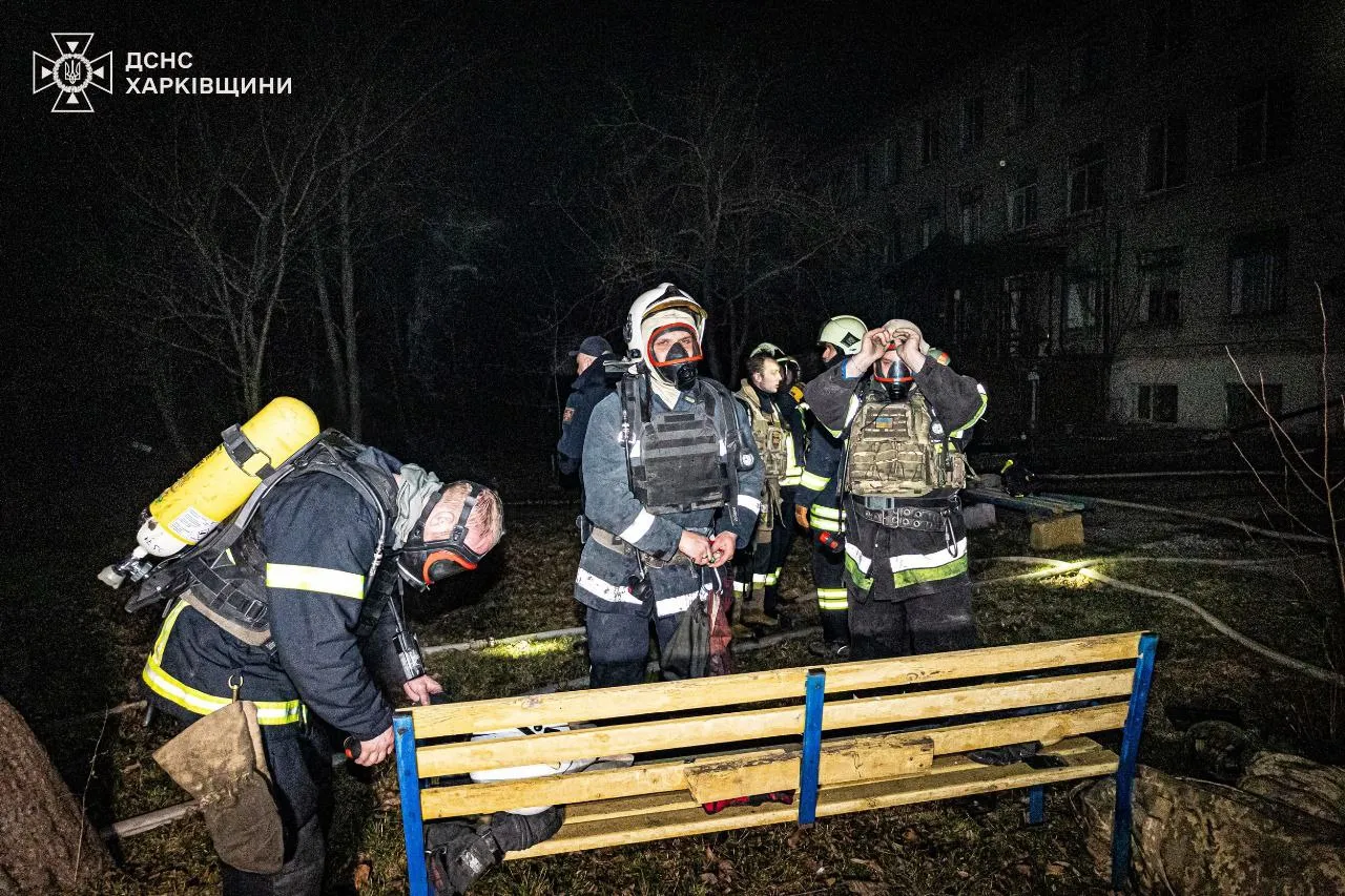 В Харькове под обстрел попали сотрудники экстренных служб: есть раненые
