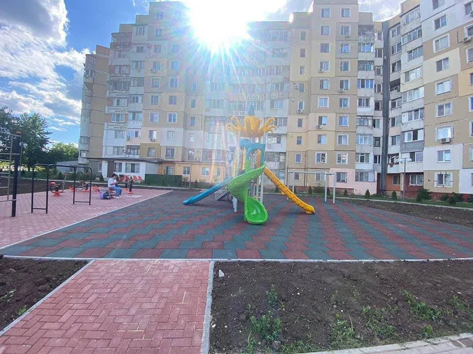 Завершились работы по обустройству детской площадки на улице Валя Кручий