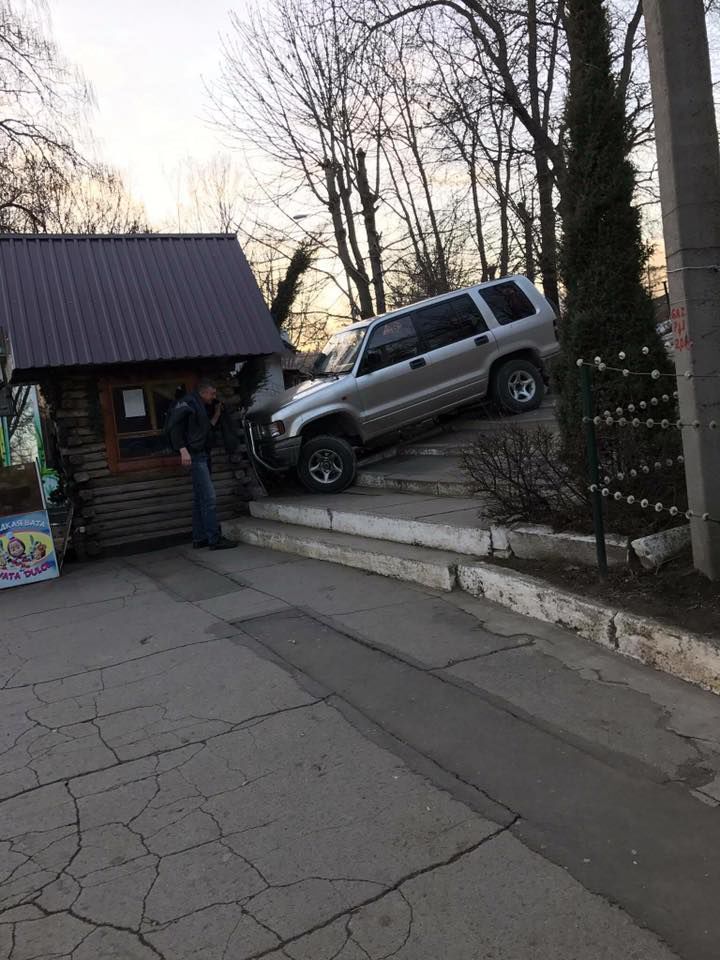 A intrat cu mașina drept în Grădina Zoologică din Chișinău