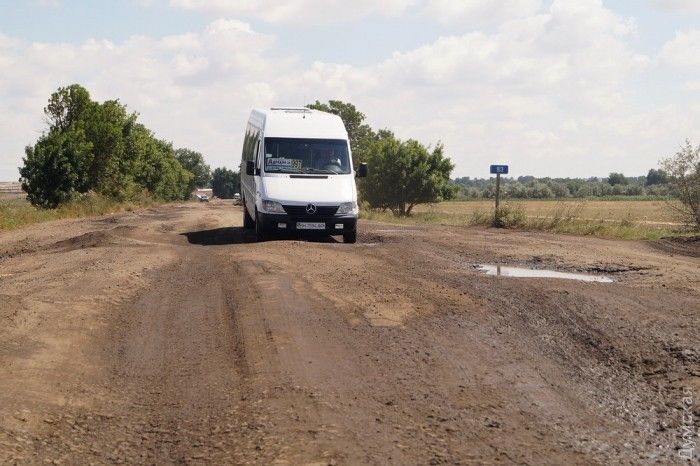 Глубина ям на дорогах Одесской области доходит до колена