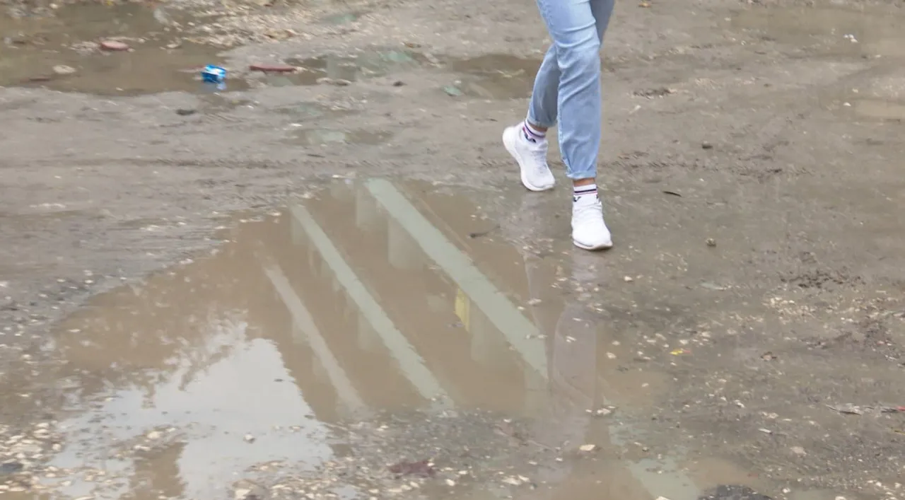 Trotuarele din Capitală, deteriorate în urma ploilor: Primăria promite să intervină