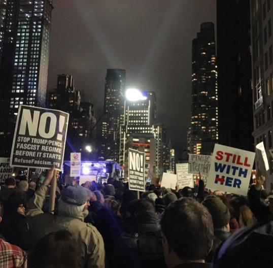В Нью-Йорке проходит митинг против Трампа