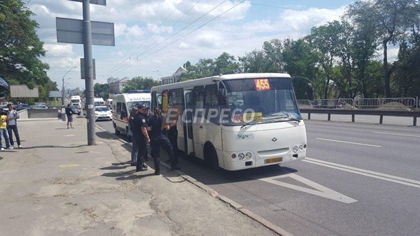 В киевской маршрутке произошел взрыв, есть раненые