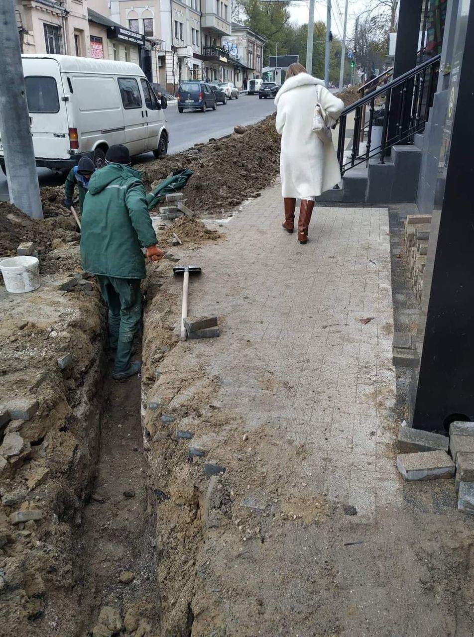 В центре Кишинева разобрали недавно уложенную плитку