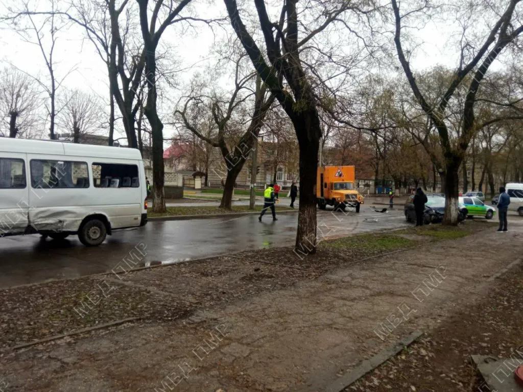 В Бендерах автомобиль Ford врезался в маршрутное такси