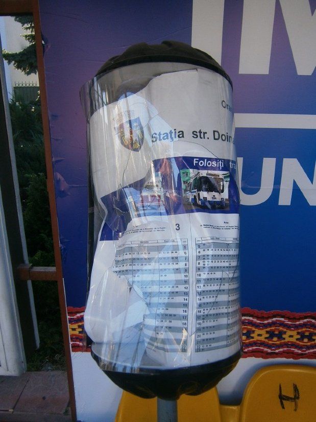 Mai multe panouri cu orarul circulației troleibuzelor din Chișinău au fost devastate peste noapte