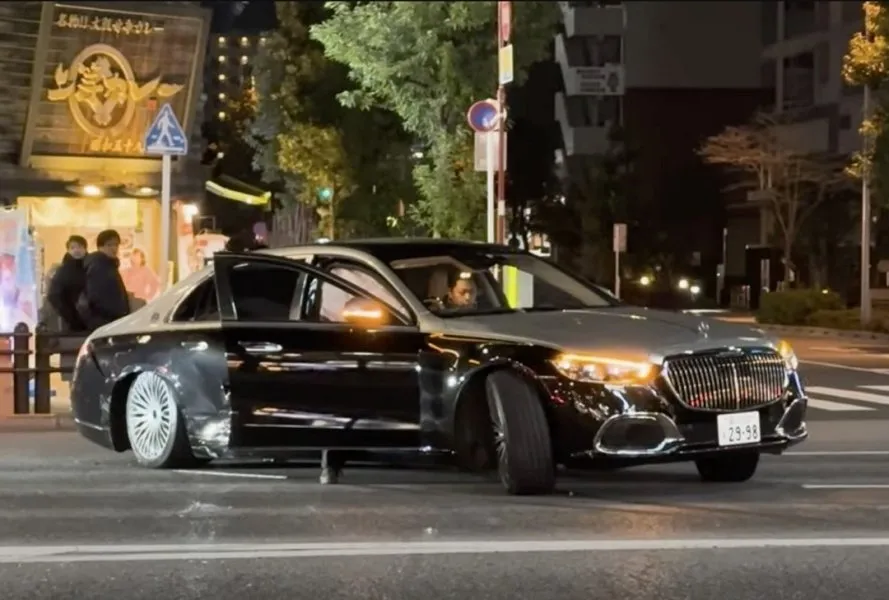 ДТП на $400 000: в Японии столкнулись классический Ferrari и новый Maybach