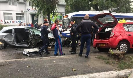 В Кишиневе в аварии разбились две машины, понадобилась помощь пожарных