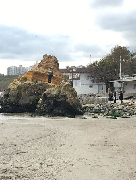 В Одессе море отошло от берега, обнажив часть морского дна