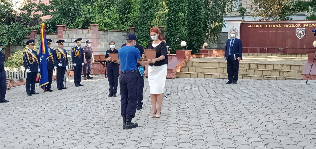 В Молдове торжественно встретили пожарных, прибывших из Греции