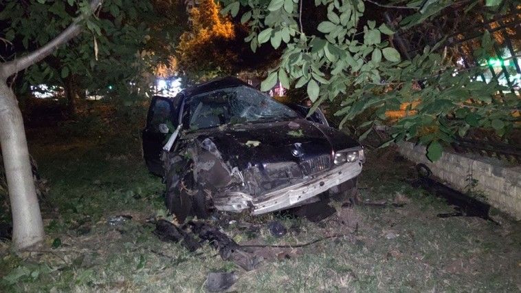 На Ботанике BMW врезался в забор: водитель доставлен  в больницу