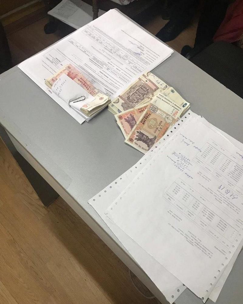 Задержанием трех человек завершились обыски в Управлении регистрации транспорта