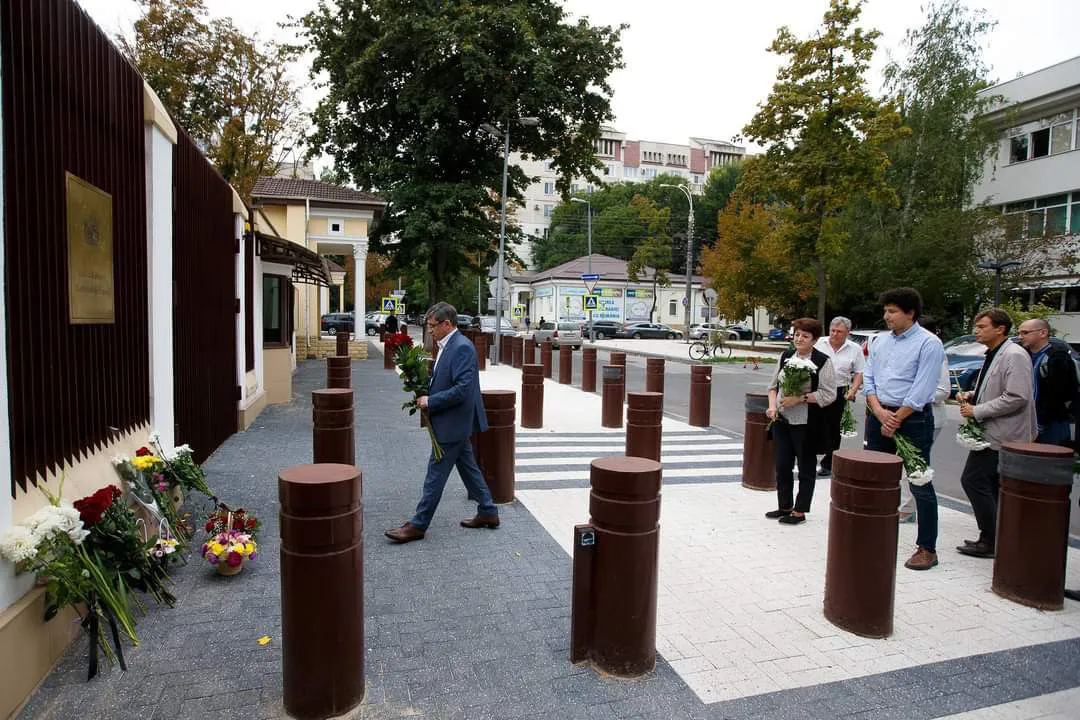 Гросу с группой депутатов оставили запись в книге соболезнований в связи с кончиной Елизаветы ll
