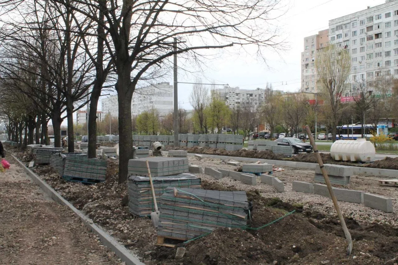 На бульваре Мирча чел Бэтрын ремонтируют тротуары