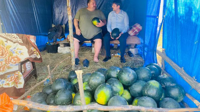 Спыну сфотографировался с арбузом: Покупайте молдавские товары