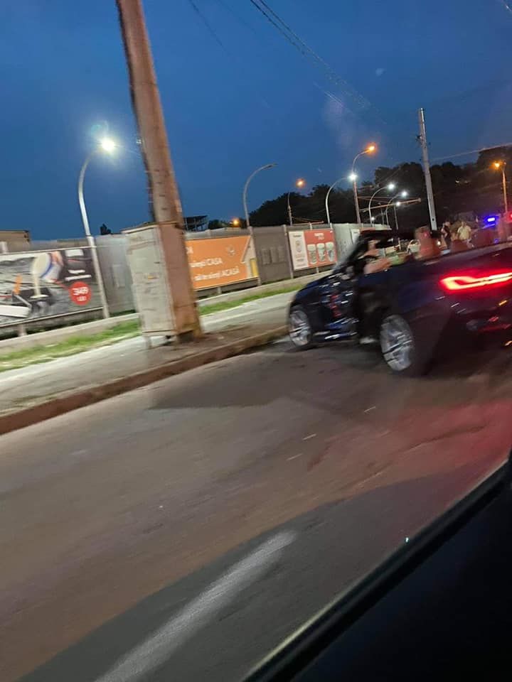 В Кишиневе кабриолет BMW врезался в столб