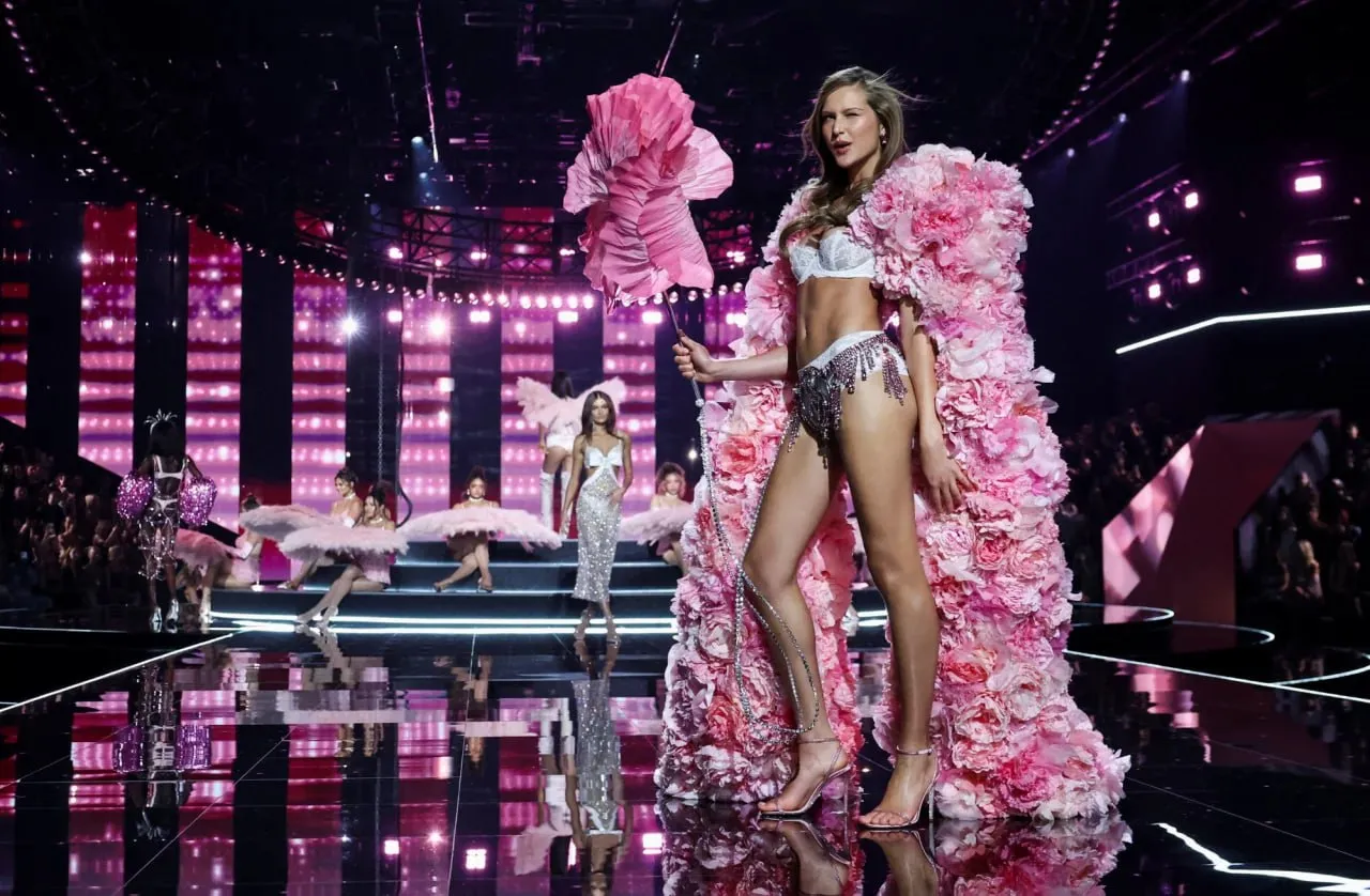 La New York a avut loc prezentarea anuală de modă Victoria's Secret