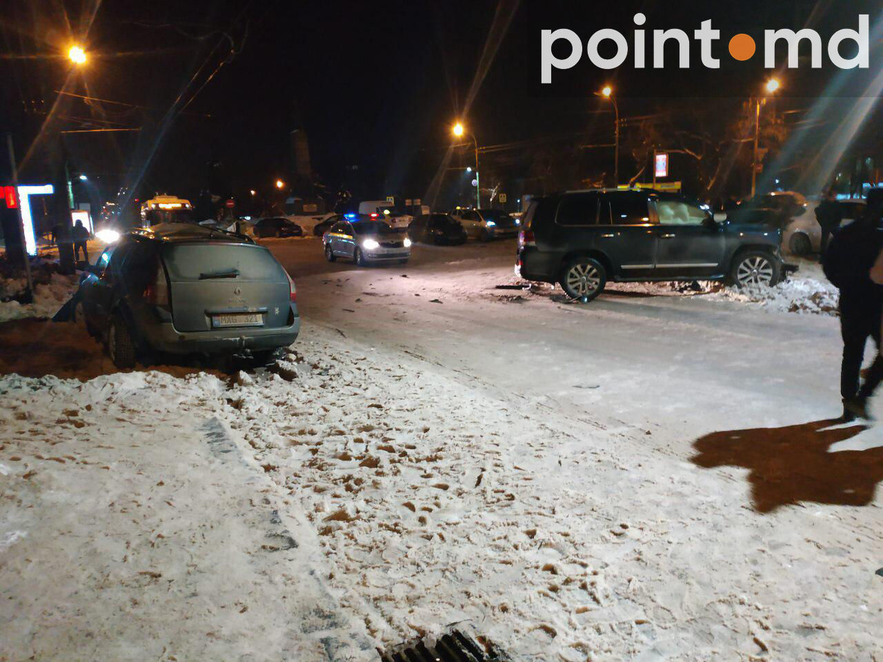 В центре столицы столкнулись "Renault" и "Toyota", есть пострадавшие