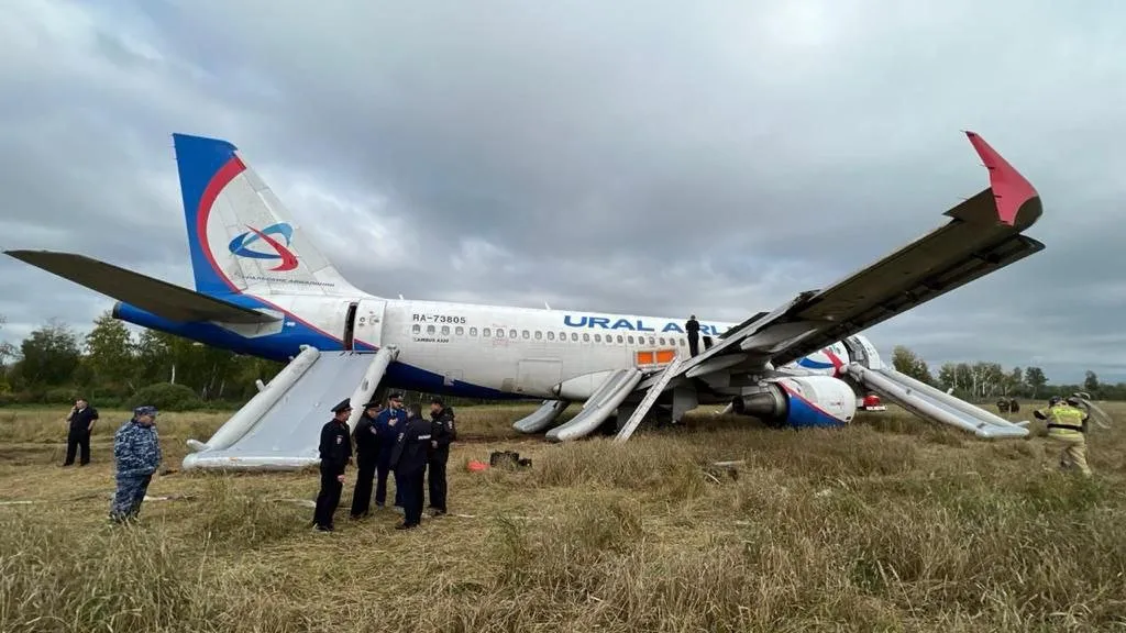 В России пилот посадивший Airbus в поле, вынужден работать курьером, чтобы выжить