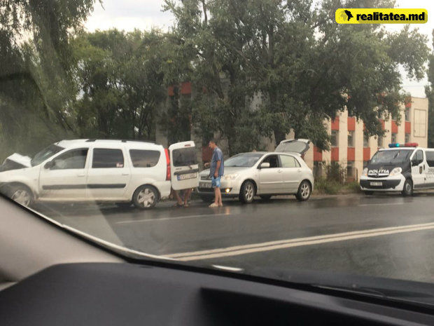Автомобиль врезался в бетонную опору на въезде в Кишинев