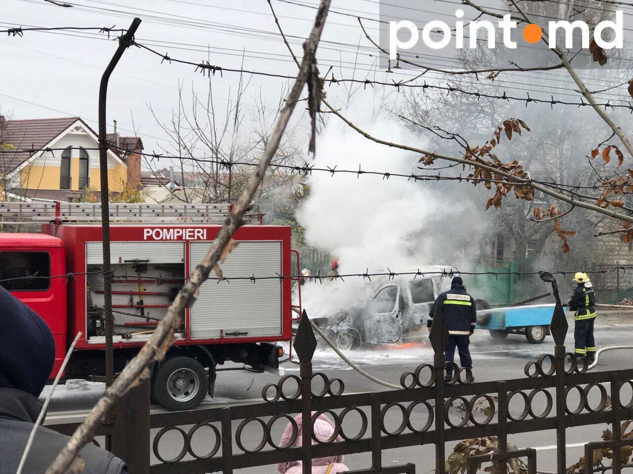На Телецентре загорелся автомобиль, горючее растеклось по дороге
