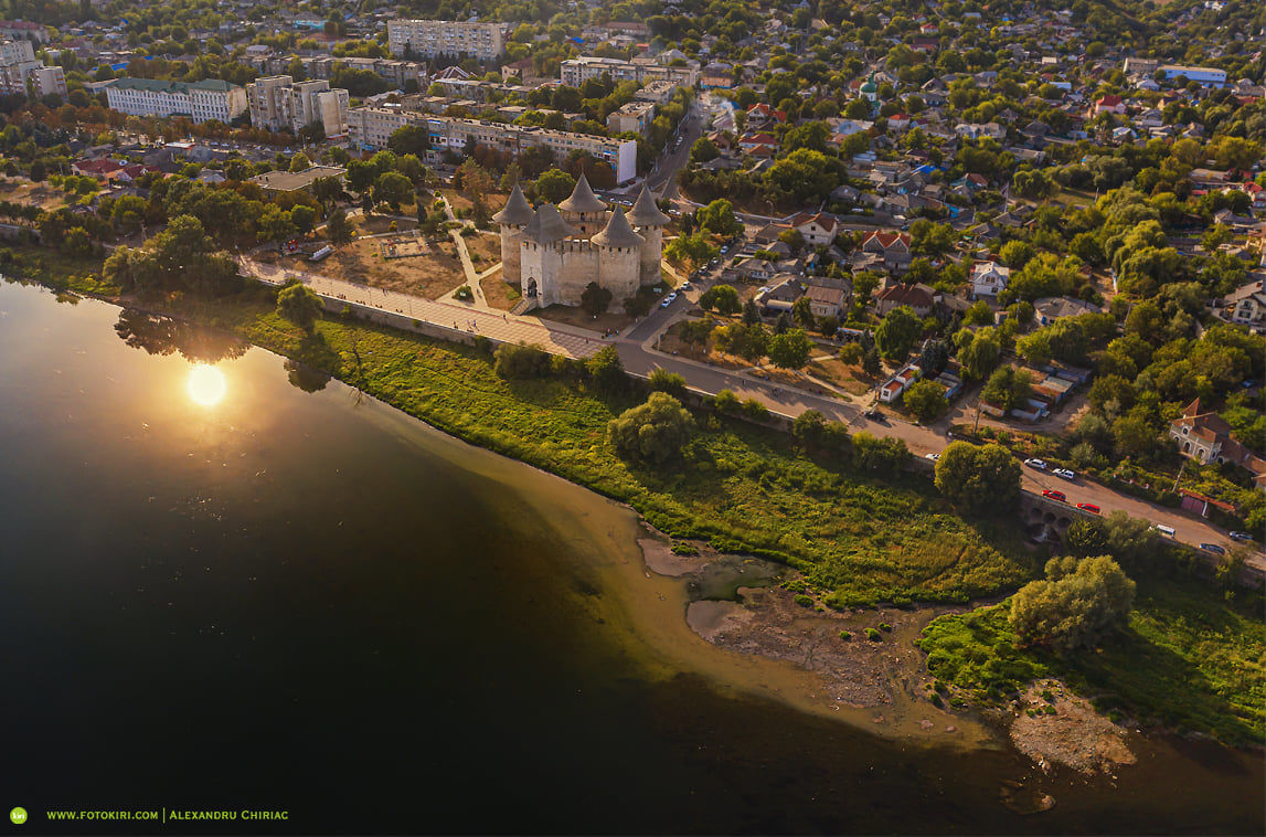 В Сороках возле крепости сбрасывают нечистоты прямо в Днестр