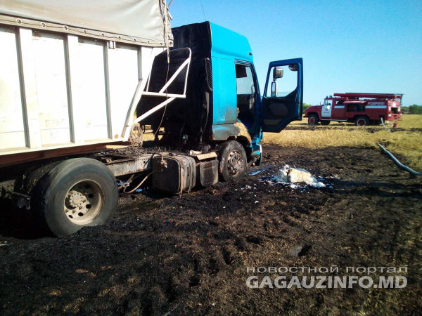Под Вулканештами прямо в поле загорелся зерновоз