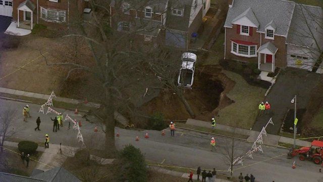 В США огромная дыра едва не проглотила дом и автомобиль