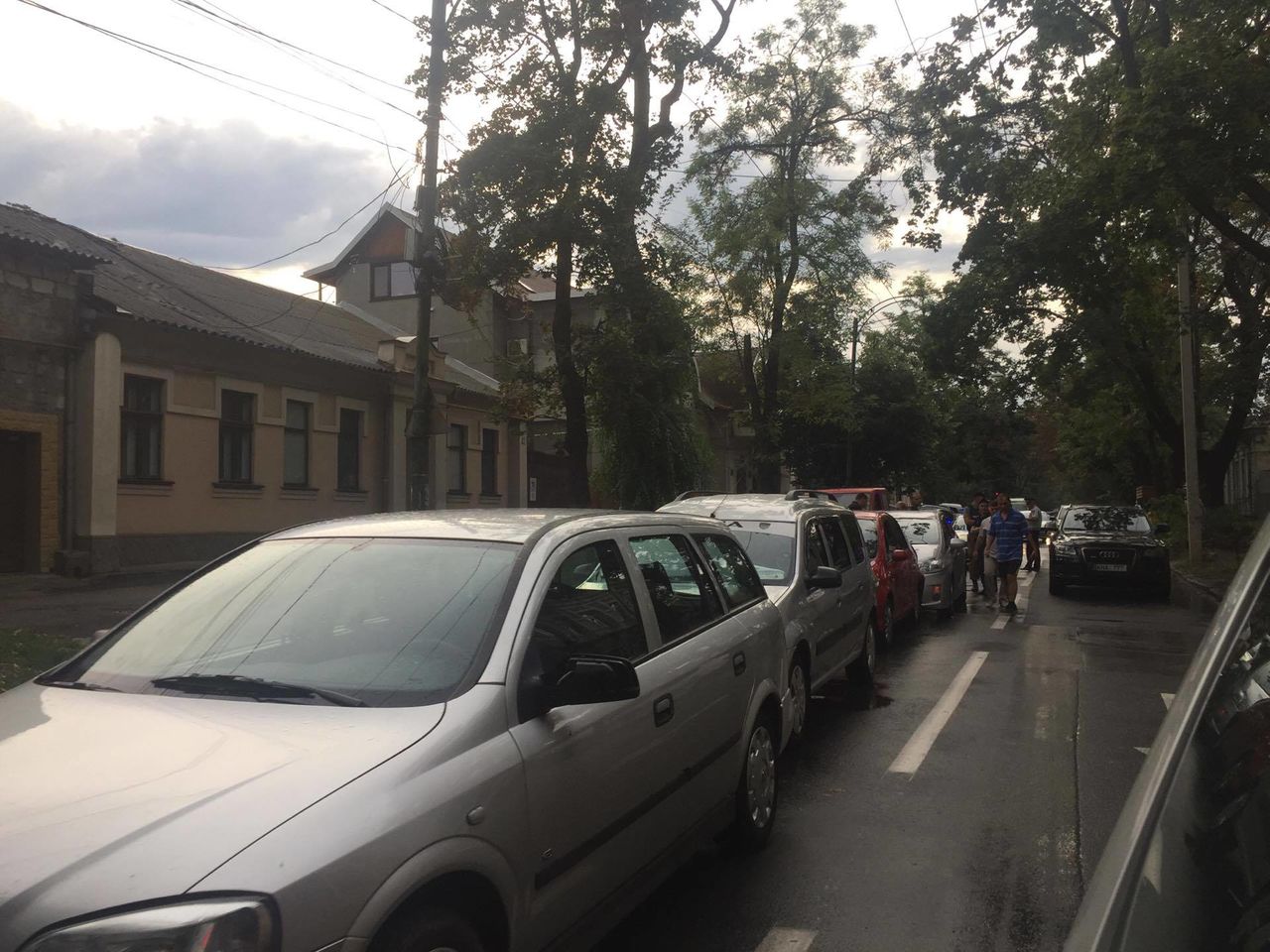 Accident în lanț pe o stradă din Capitală. Trei mașini s-au ciocnit violent