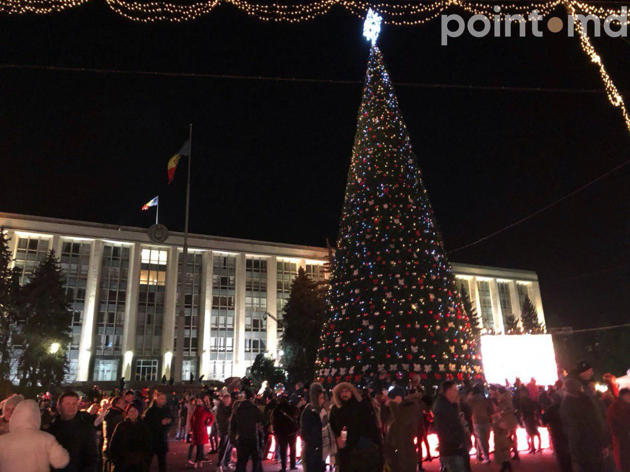 В центре Кишинева зажгли огни на главной елке страны