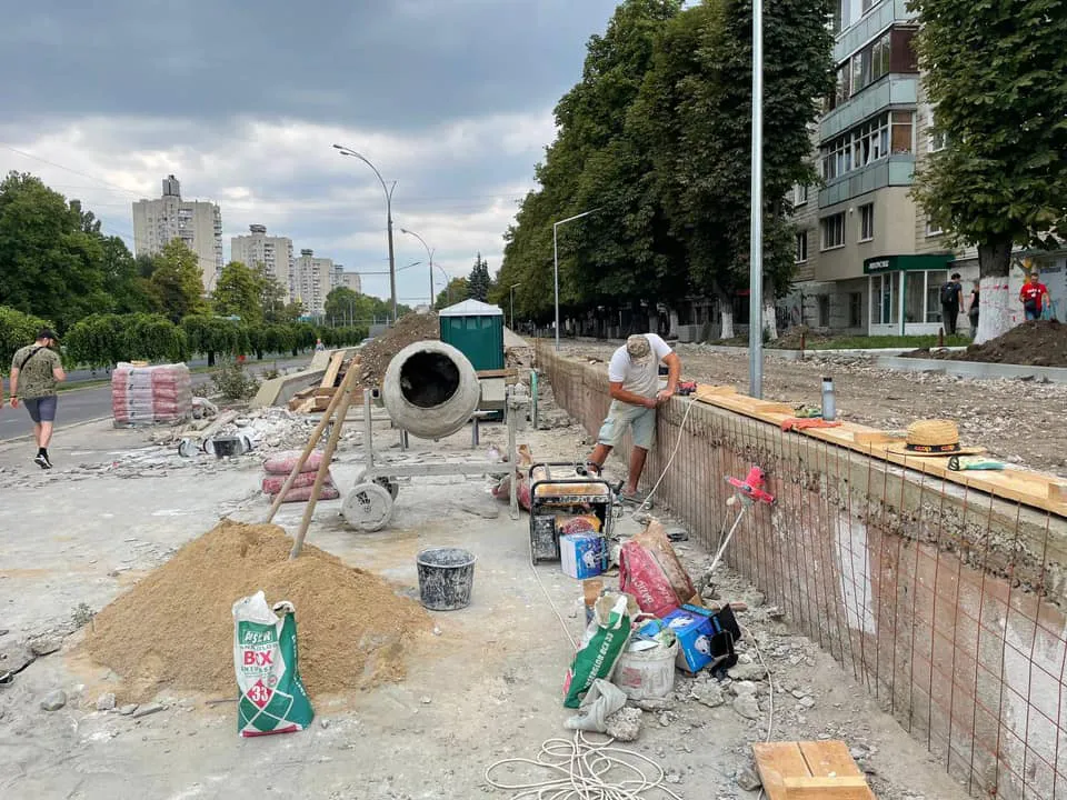 Продолжается благоустройство пешеходной зоны на бульваре Дачия