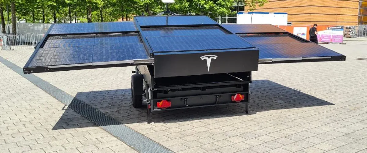 Tesla показала прицеп с солнечными панелями и терминалом Starlink