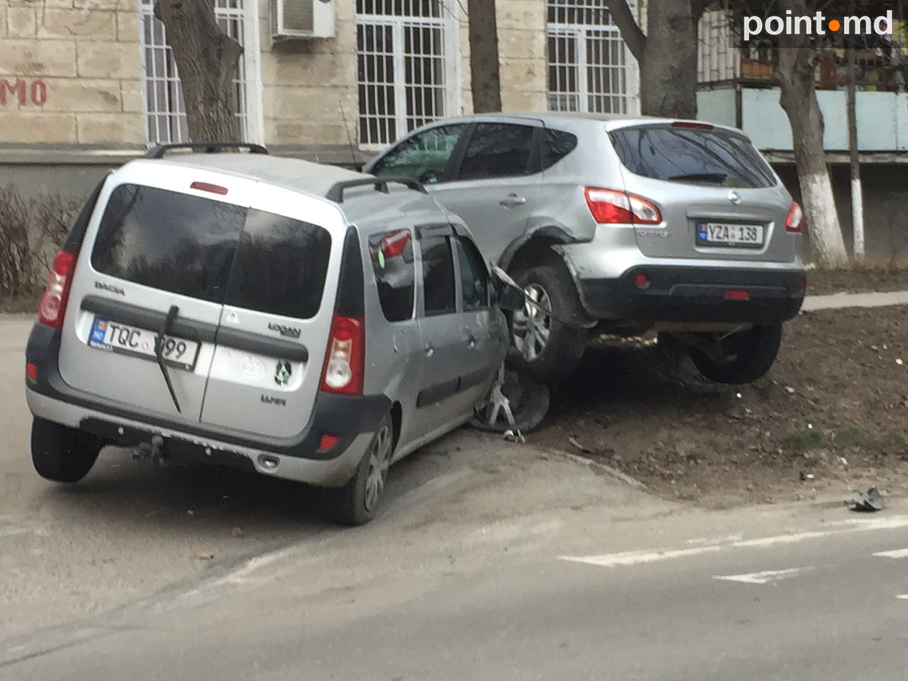 Accident în Capitală: O Dacia a luat un Nissan pe capotă