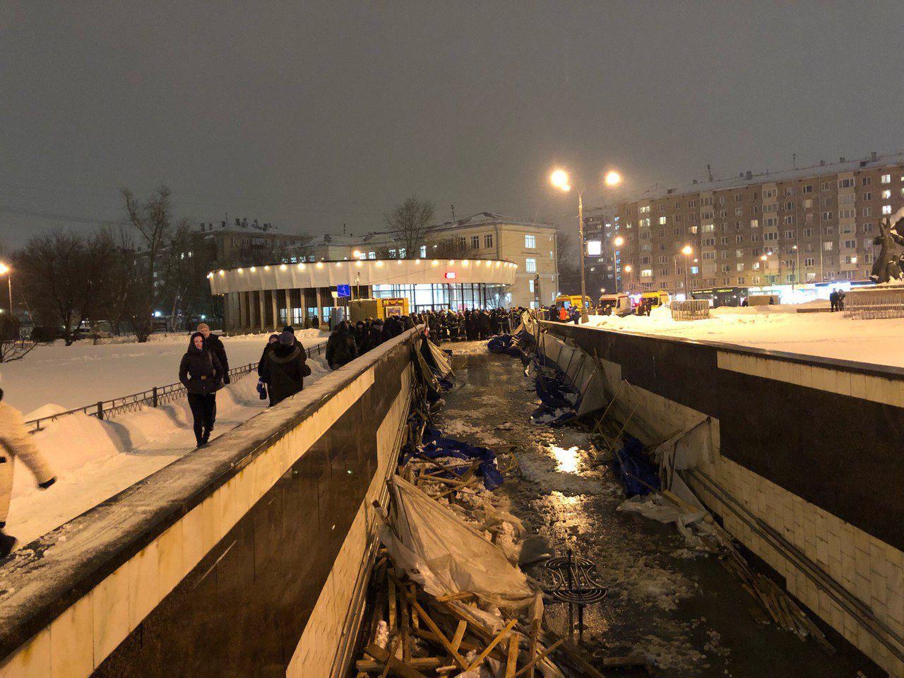 В переходе московского метро рухнули строительные леса