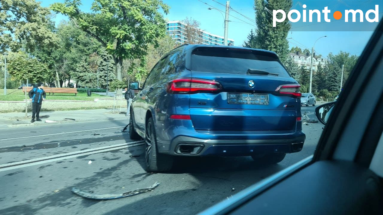 На Рышкановке произошло ДТП: столкнулись BMW X5 и Toyota Avensis