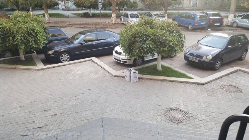 В центре Кишинева "забыли" пакеты с агитационными плакатами за Мариана Лупу