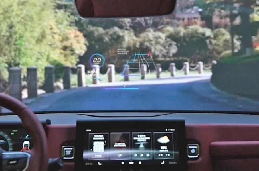 В автомобилях Geely появится поющий голографический помощник