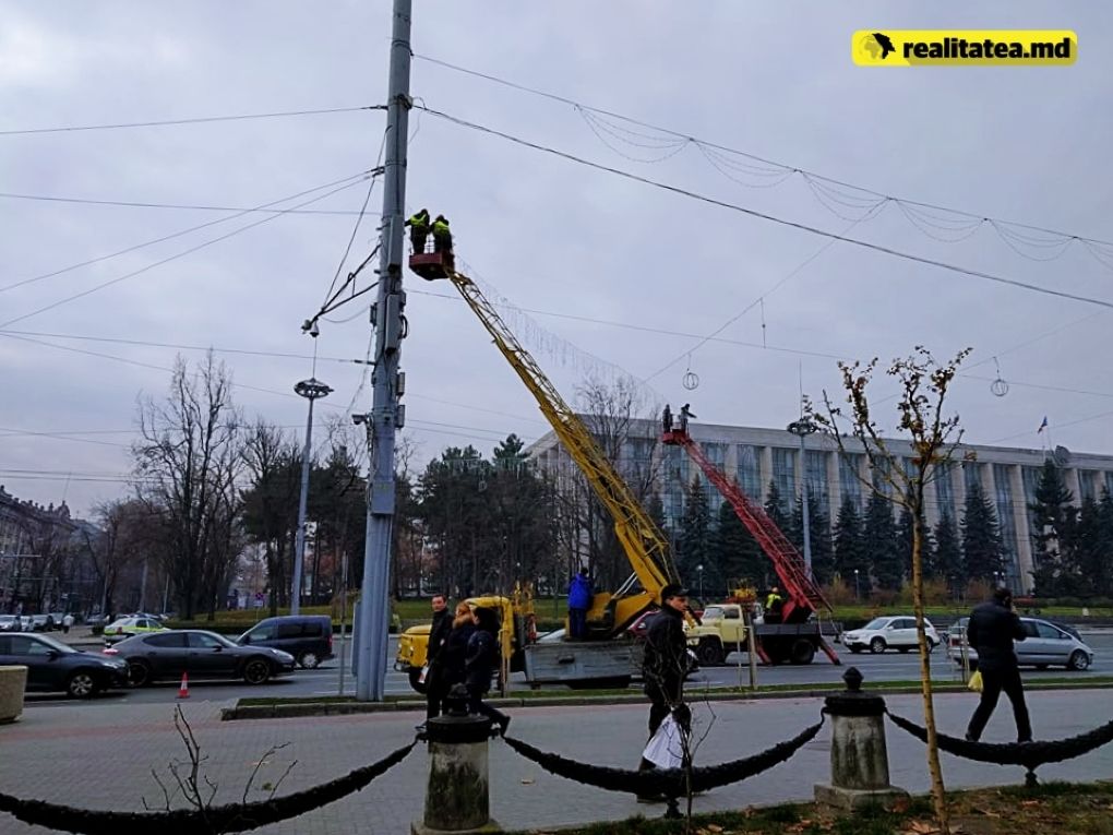 В Кишиневе началась подготовка к зимним праздникам