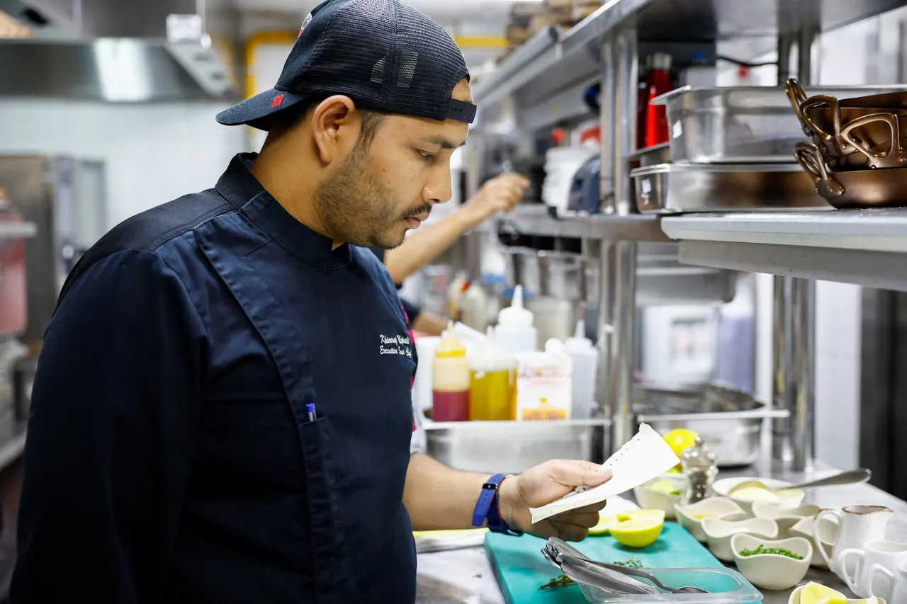 În Dubai se va deschide un restaurant unde inteligența artificială va avea rolul de bucătar