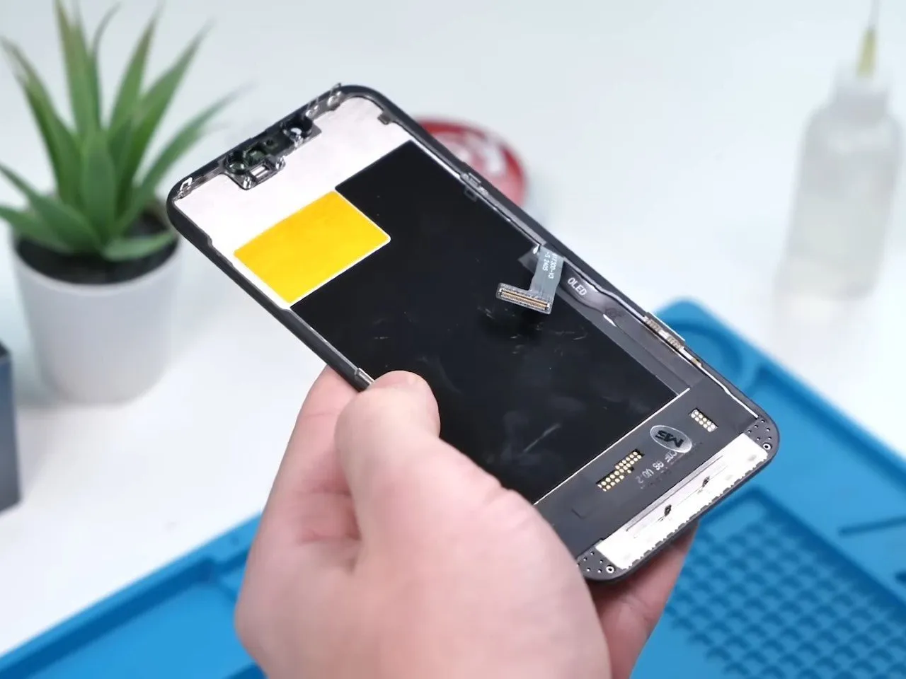 Un blogger a asamblat un iPhone cu piese de pe AliExpress: Mult mai ieftin decât unul nou